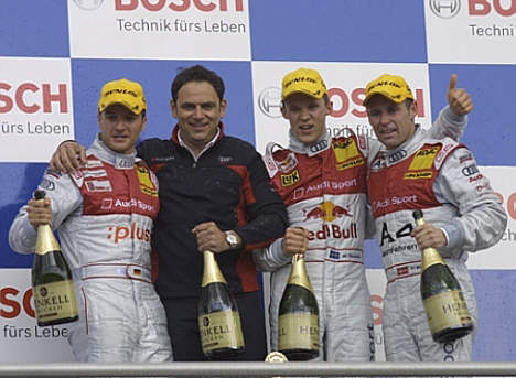 Audi-teamchef Hans-Jürgen Abt på podiet efter første afdeling af DTM 2008 med Timo Scheider (t.v.), Mattias Ekström og Tom Kristensen.